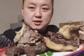 新疆冬天才吃的美食，马肠配马肚再来一盘皮带面，用熏牛肉勾个缝