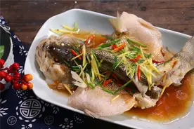 做清蒸鱼时，淋生抽还是淋蒸鱼豉油？不全对！告诉你正确做法