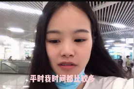 小小给男友买了3件衣服，赵二娃现场试穿，为啥还不高兴，很丑吗