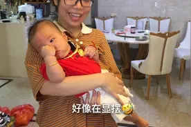 温州宝宝120天，戴上外公外婆买的金器，竟然抓住不松手视频封面