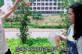 百色学院：两闺蜜通过毕业答辩后开心去KTV，一起歌唱《小幸运》视频封面