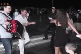 俄罗斯人的广场舞：街头艺人弹奏手风琴卖艺，观众跟随曲子跳舞视频封面