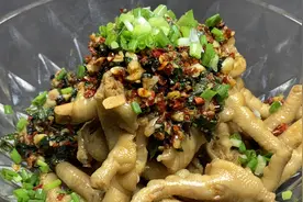 蒜蓉紫苏拌鸡爪，鲜香软烂，好吃到吮手指，新手一学就会。