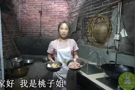鸭子的内脏，桃子姐搭配芹菜泡椒一起炒，味道十足，我能吃两碗饭视频封面