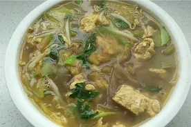 天凉了，用西葫芦做出热腾腾的家常烩菜，暖心又暖胃，比吃肉都香