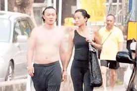 香港街头经常遇到大牌明星，买菜逛街平民化，却无人上前搭讪视频封面