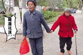 八十多岁老爷爷老奶奶牵手散步，是最美的爱情吧