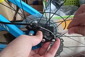 自行车碟刹蹭碟片，怎么调整？山地车碟刹调试方法！视频封面