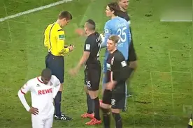 极限点球操作，后空翻守点球，这门将真是技高人胆大真的是厉害！