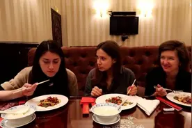 8个颜值俄罗斯美女第一次尝到中国菜，很美味视频封面