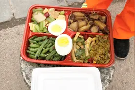 农民工的午饭：盒饭有红烧肉和鸡蛋卖4块，听听大姐咋说的视频封面