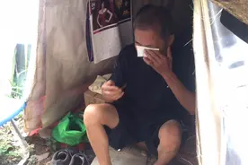流浪在深圳的台湾大伯，十多年没见的朋友过来看大伯，大伯哭了！视频封面