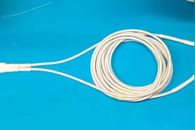 帮在校大学生做根一拖二数据线，能同时使用简直太方便了！视频封面