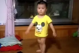 1岁半小朋友跳舞，《小苹果》跳的，太萌了
