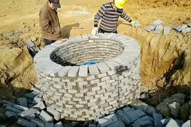 用这种办法砌圆的下水井，又快又好，两个人一天800块钱轻松松视频封面