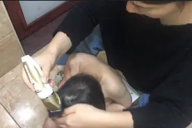 爸妈老是不满意我们给儿子剃的发型，今天我们差点就痛下狠手了
