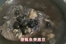 民间广泛流传用塘鲺鱼煲黑豆有养血解毒，补肝益肾的功效。视频封面