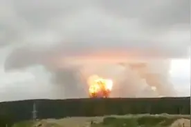 俄一军火库爆炸 火光漫天冲击波震碎玻璃 数万民众被疏散视频封面