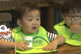 民国把鱼饼说成炸鸡，表示超美味，三小只用力闭眼秒变表情包