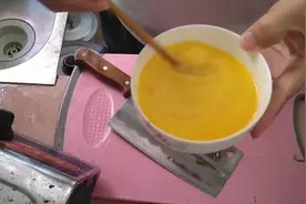 小伙变身宠妻狂魔！母亲节给媳妇准备了一桌好菜，让媳妇高兴坏了视频封面