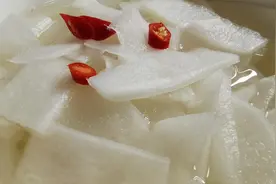 饭店的酸萝卜好吃不会做？教你一招酸辣爽口开胃，泡一晚上就能吃视频封面