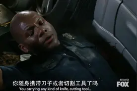 紧急呼救：消防员队长手臂被压在车底下，女警直接帮他剪断手臂