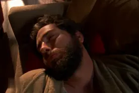 小哥失恋后自暴自弃，只吃零食不吃饭，连胡子都懒得刮了