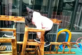 读巴蜀实验幼儿园，小三班的外孙女爬木梯摔下来了，视频封面
