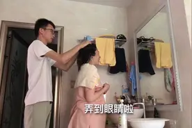 贴心小伙给怀孕媳妇洗头发，笨拙的手法却洗的很用心视频封面