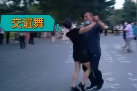 交谊舞～圆舞曲！这是吉林市龙潭区的老年朋友们在跳舞，锻炼身体