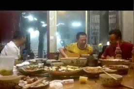 大哥酒桌上弹唱《你就是我最想要的丫头》有酒有知己，堪称完美视频封面