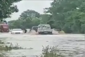 渭南下雨过后，部分路段积水严重，车辆被淹……视频封面