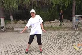 广场舞基础动作《抖肩》，简单4步，老师现场口令分解