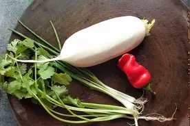 糖醋凉拌萝卜丝，清脆爽口，没胃口或者荤腥吃多了配上一碗~