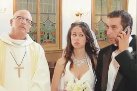 婚礼现场上戒指不见了，你会怎么办？让我们看看这对夫妻怎么做的视频封面