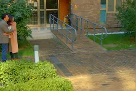男人出差刚到家 刚好碰到老婆跟别的男人抱在一起 这下尴尬了……视频封面