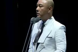 网友偶遇张卫健夫妇，张卫健搂张茜腰间合影，结婚十年无子仍甜蜜视频封面