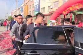 河南一小伙接亲全程，新郎对着婚车鞠三躬，新娘才下车