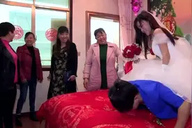 湖南小伙子结婚，苗条新娘坐新郎背上做俯卧撑，小伙子好开心视频封面