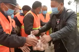 河南周口:小伙子为60名环卫工家乡的父老乡亲送来了青菜和鸡蛋吃视频封面