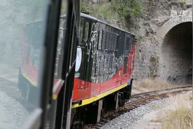 厄瓜多尔巡游火车带你饱览安地斯山脉壮丽风景视频封面