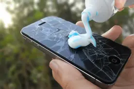 用牙膏清理衣服上的脏东西视频封面