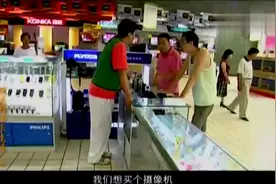 兄弟俩来商场买相机，服务员和他们的对话太有趣