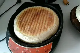 厨师今天变花样了，电饼铛烙厚饼，同样的面换个做法更好吃视频封面