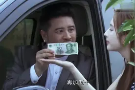 美女的宝马被两辆车夹中间，门都开不了，美女霸气回怼视频封面