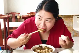 城市女孩第一次到农村吃大锅菜，一口一块大肥肉，吃的太爽了！视频封面