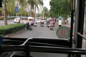 我坐在38路公交车“副驾驶”位实拍2分钟，不要点击看，没有意义视频封面