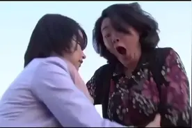先救媳妇儿还是先救妈考验着所有人，最后媳妇说了句没人敢说的话视频封面