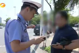 小车无证无牌无保险，民警拦车检查，自称同行想私了？视频封面
