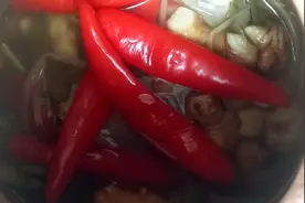 泡菜坛边不要再养水了，用这样的方法，一年都不用洗，泡菜漂亮